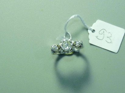 null Bague Jarretière en platine (850/oo) ornée d'un diamant demi taille calibrant...