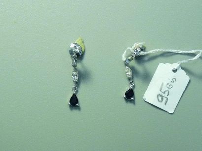 null Paire de pendants d'oreilles en or gris 18K (750/oo) sertis de diamants taille...