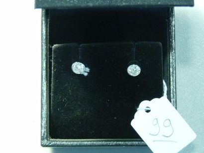 null Paire de clous d'oreilles en or gris 14K (585/00) ornés chacun d'un diamant...