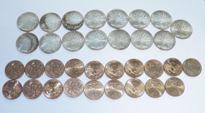null Deux porte-monnaies contenant : 15 pièces de 100 F argent, 9 pièces de 10 F...