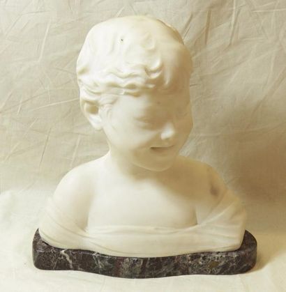 null DONATELLO (d'après) "Enfant souriant" Sujet en plâtre patiné, sur socle en marbre...