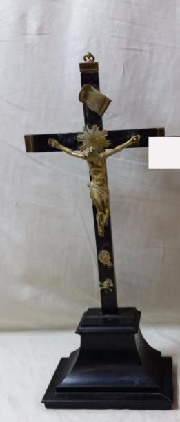 null Christ en bronze doré sur un crucifix en bois noirci