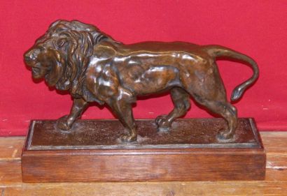 null Antoine-Louis BARYE (1795-1875) "Lion marchant" Sculpture en bronze à patine...