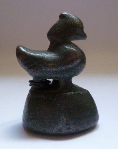 null Poids à opium en bronze en forme d'oiseau. Chine Fin XIXe siècle . Haut : 4...