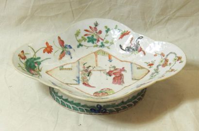 null Coupe polylobée en porcelaine à décor polychrome - Chine, époque XIXe siècle...