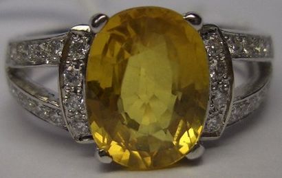 null Bague corps en V en or blanc ornée d'un saphir jaune traité de taille ovale...