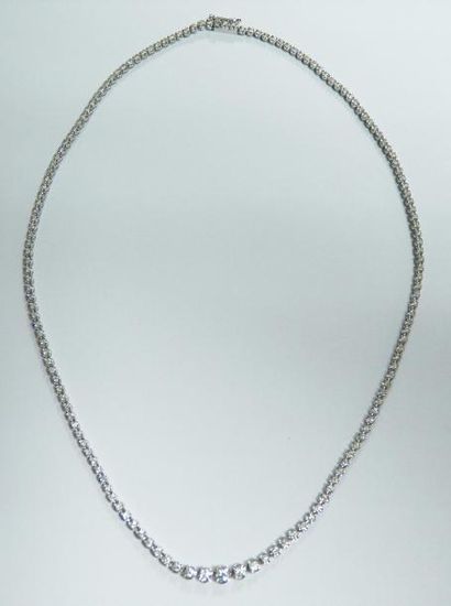 null Collier Rivière en or gris ornée d'une chute de diamants taille brillant - Poids...