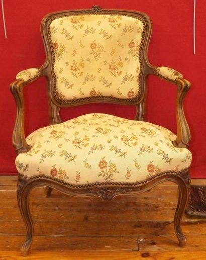 null Fauteuil à la Reine en bois naturel mouluré et sculpté à décor de fleurs, les...