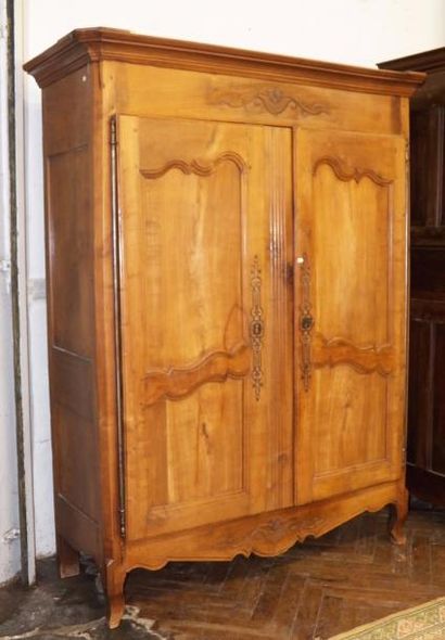null Petite armoire en bois clair mouluré et sculpté ouvrant par deux portes en façade...