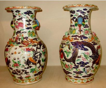null Paire de vases Japonnais datant du début du XX° siècle (petits accidents)