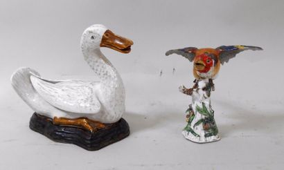null SAXE - Oiseau branché en porcelaine polychrome - Ht : 14,5 cm + Canard en porcelaine...