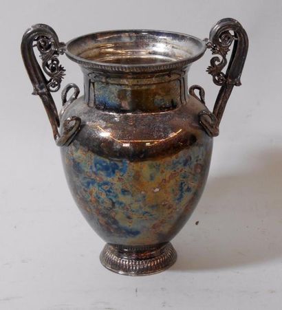 null Vase de forme Cratère en métal argenté, les anses à décor de serpent (manque)...