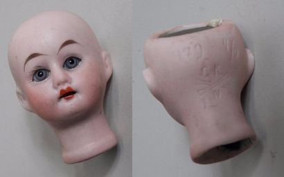 null Petite tête de poupée en biscuit marquée G.K. N. N°179 4/8, yeux bleus fixes,...