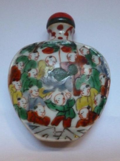 null Tabatière de forme ronde aplatie en porcelaine décorée en émaux polychromes...