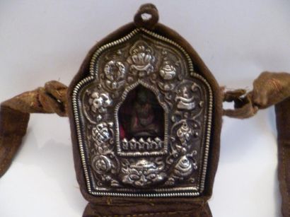 null Bouddha portatif dans un écrin en métal décoré de rinceaux et de tête de Shishi....