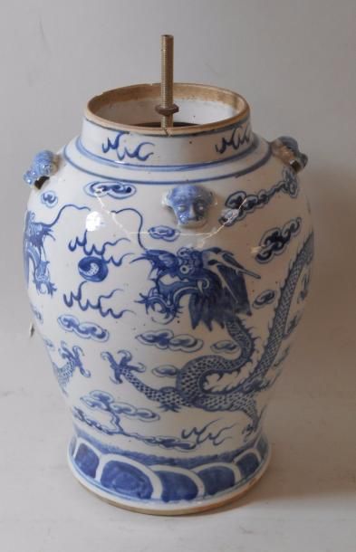 null Vase en porcelaine Chine XIXe siècle - Ht : 35,5 cm (monté en lampe) (éclats...
