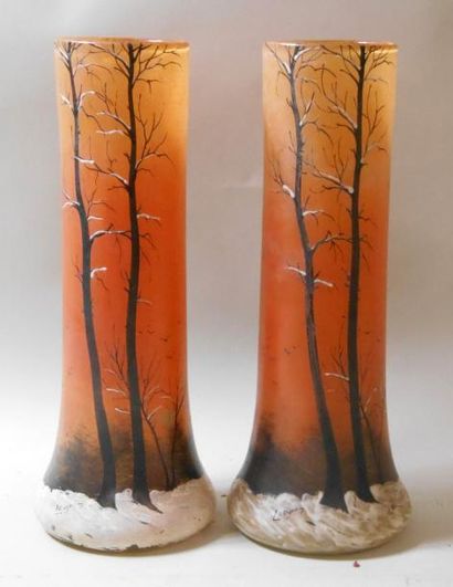 null LEGRAS - Paire de vases de forme cylindrique en verre émaillé à décor peint...