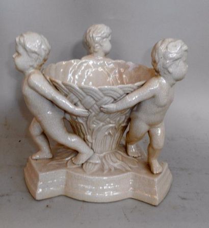 null Vasque en porcelaine craquelée supportée par trois angelots - Ht : 27 cm