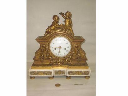 null Pendule en bronze doré, deux angelots style Louis XVI. Cadran de BRIAN à PARIS...