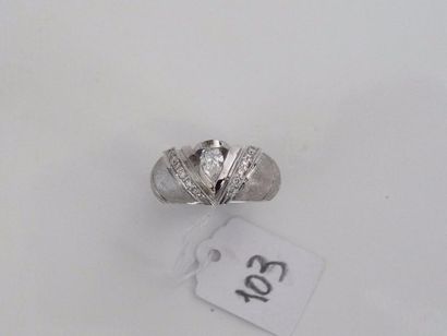 null Bague jonc en or gris 18K (750/oo) satiné et rhodié ornée d'un diamant taillé...