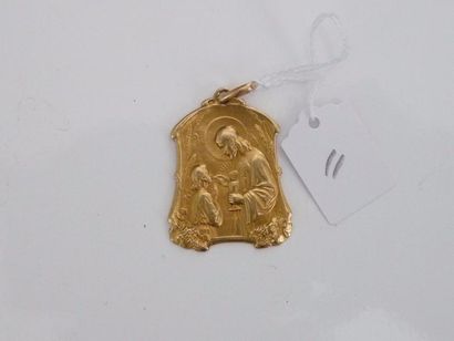 null Médaille "Communion" en or jaune 18K (750/oo) ciselé, signée TAIRAC. Gravée...
