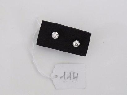 null Paire de clous d'oreilles en or gris 14k (585/oo) ornés de deux diamants taille...