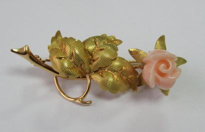 null Broche fleur en or jaune ornée d'une branche surmontée d'une rose en corail...