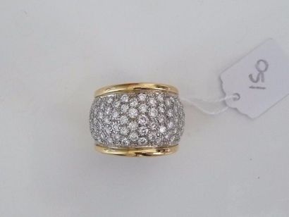 null Bague bandeau en or jaune 18K (750/oo) ornée d'un pavage de diamants sertis...