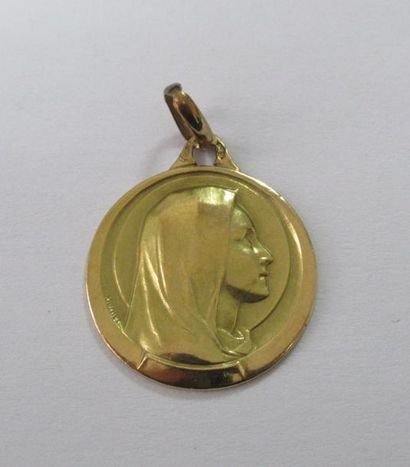 null Pendentif médaille en or jaune figurant une Vierge voilée - Poids : 2,9 g 