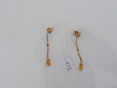 null Paire de pendants d'oreilles en or jaune 18K (750/oo) composés de chaînettes...