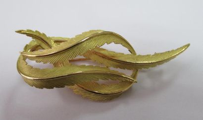 null Importante broche en or jaune de deux tons à décor de feuilles entrelacées -...