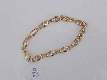 null Bracelet en or jaune 18K (750/oo) composé de 12 maillons ovales chacun serti...