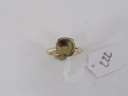 null Bague en or jaune 18K (750/oo), l'anneau à section ronde, elle est sertie d'un...