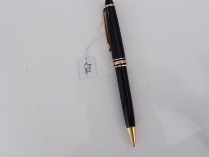 null MONTBLANC : Stylo roller en laque noire. 