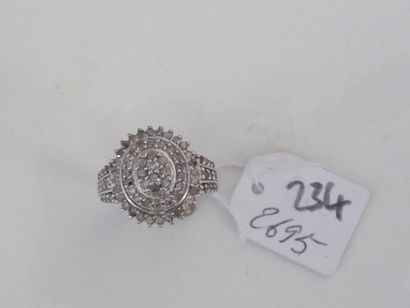 null Bague ovale en argent sertie de diamants. Poids brut : 5,5 g. 