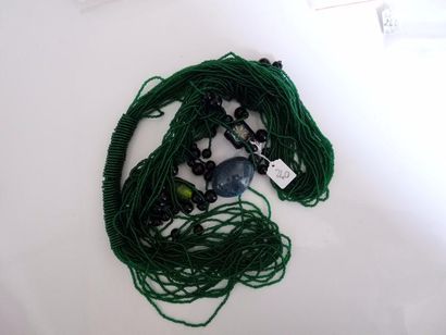 null Collier cravate multirangs de petites perles de verre vertes, agrémenté de boules...
