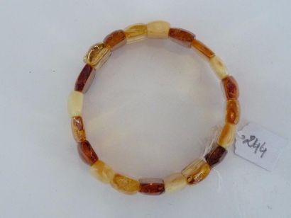 null Bracelet composé de plaquettes d'ambre montées sur élastique. 