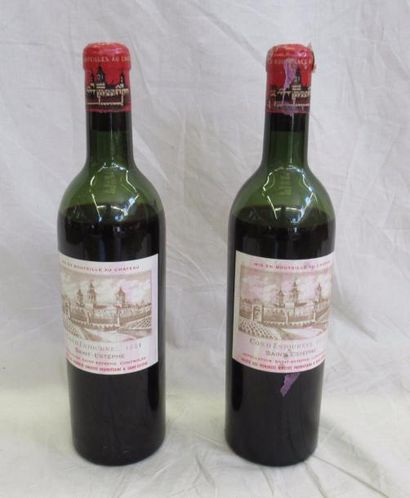 null 2 bouteilles de COS D'ESTOURNEL Saint Estèphe 1961 (niveau basse épaule) 