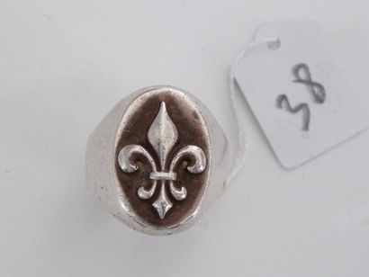 null Chevalière ancienne en argent (800/oo) à décor de fleur de lys. TDD 59. Poids...