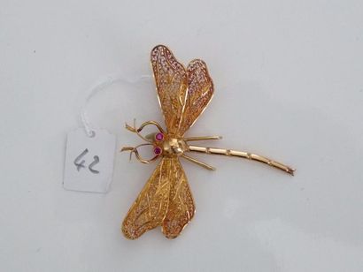 null Broche libellule en or jaune 18K (750/oo) filigrané, les yeux ornés de pierres...