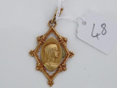 null Médaille en or jaune 18K (750/oo) de forme losange ajouré et ciselé à décor...