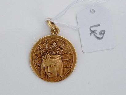 null BECKER : Médaille en or jaune 18K (750/oo) représentent la Vierge couronnée...