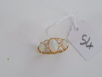 null Bague Jarretière en or jaune 18K (750/oo) ornée de trois cabochons d'opales...