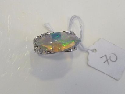 null Bague en or gris 18K (750/oo) centrée d'un important cabochon d'opale de forme...