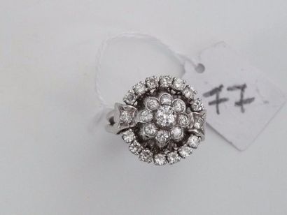 null Bague "Marguerite" en or gris 18K (750/oo) et platine (850/oo) centrée d'un...