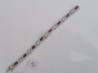 null Bracelet en or gris 18K (750/oo) composé de maillons ovales sertis de diamants...