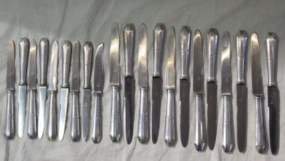 null 9 petits couteaux en métal argenté modèle Art Déco et 12 grands couteaux en...