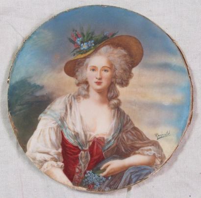 null RAYNOLD "Portrait de femme au chapeau fleuri" Miniature de forme ronde signée...