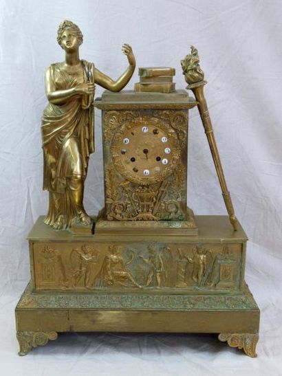 null Pendule en bronze à patine dorée figurant l'Odyssée d'Homère - Epoque Restauration...
