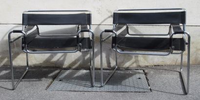 null Marcel BREUER (d'après) - Deux fauteuils tubulaire aluminium et garniture façon...